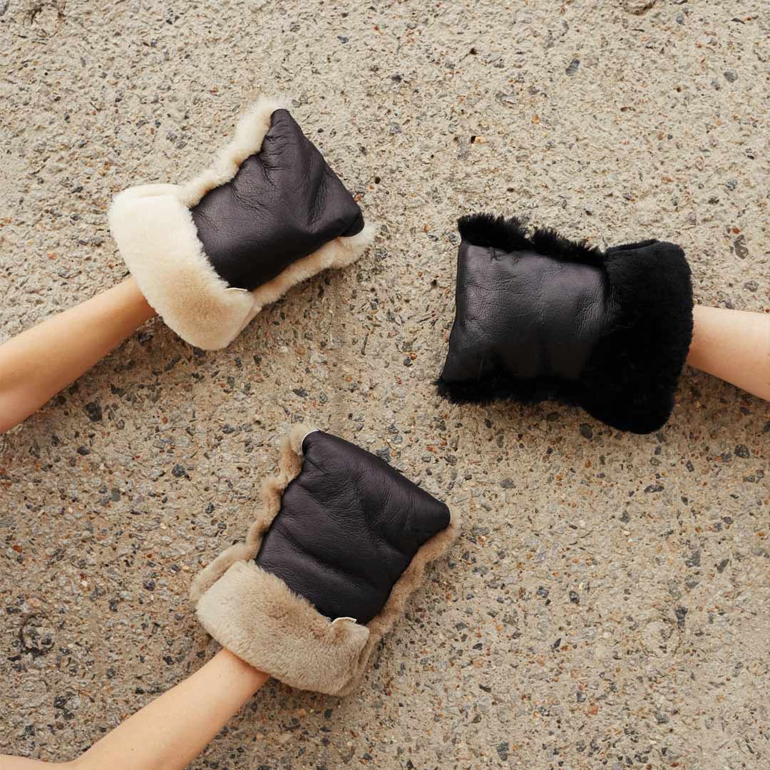 BINIBAMBA Coated Sheepskin Buggy Mittens - Noir - Image 3