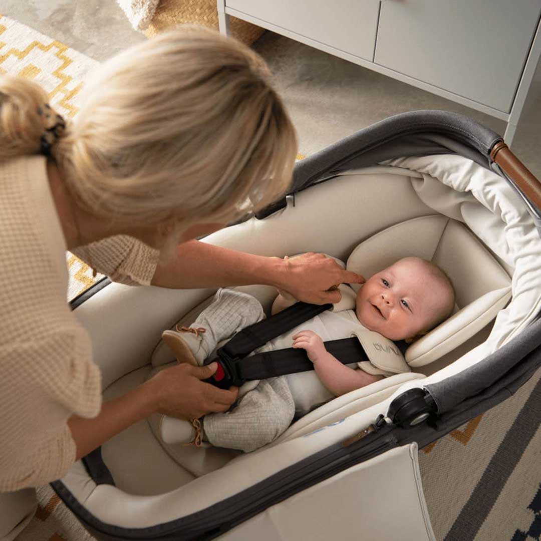 Nuna CARI NEXT Carrycot Car Seat - Caviar - Image 5